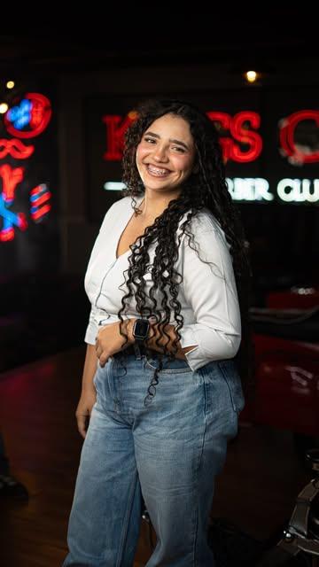 Clienta sonriente en Kings Cave
