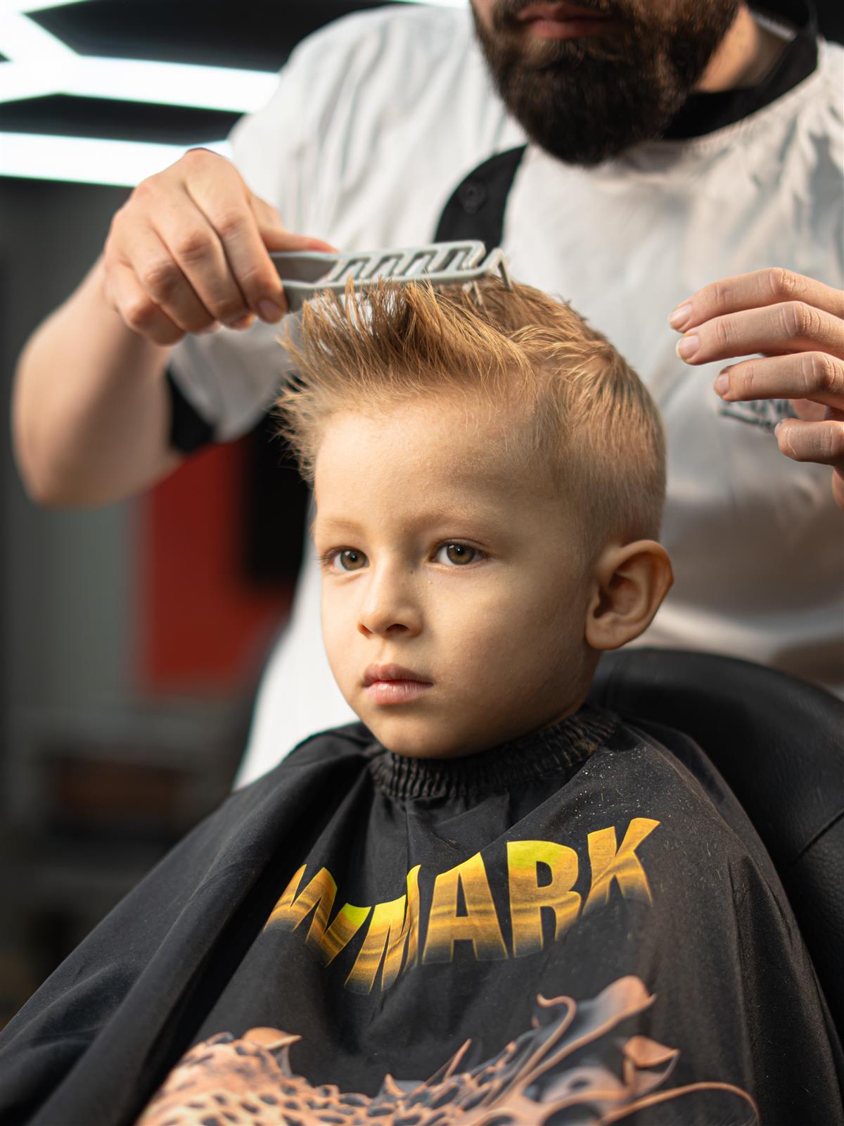 Niño rubio recibiendo un corte en Kings Cave