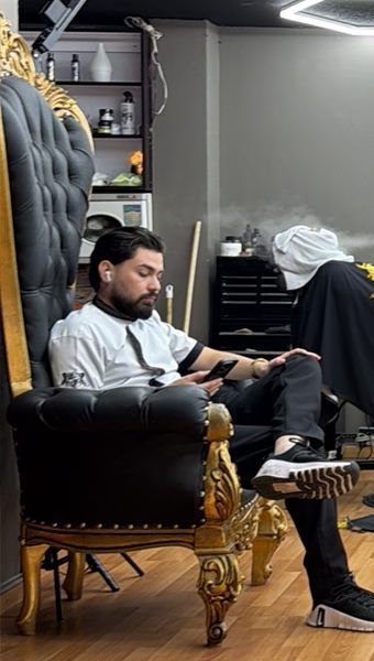 El trono real de Kings Cave: sillón negro capitoné con marco dorado